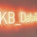 Een lamp in de vorm van het logo van het KB_Datalab