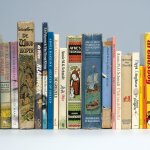 Een rij kinderboeken, waaronder Matilda, Arendsoog en Otje.