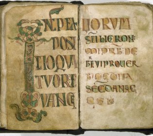 Twee pagina's van een handgeschreven manuscript, rijk versierd