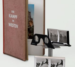 Een opengeslagen boek en twee stereoscopische foto's met de bijbehorende bril