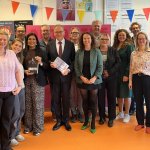 Minister Eppo Bruins en Staatssecretaris Mariëlle Paul in het midden van een groep mensen.