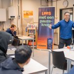 Schrijver Khalid Boudou op bezoek bij een MBO-school bij de lancering van de LEES-app.